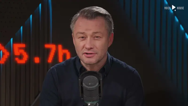 Podcast — prowadzący przy mikrofonie