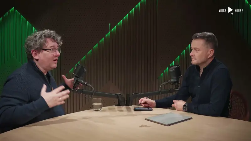 Podcast — dwóch rozmówców przy stole w studiu